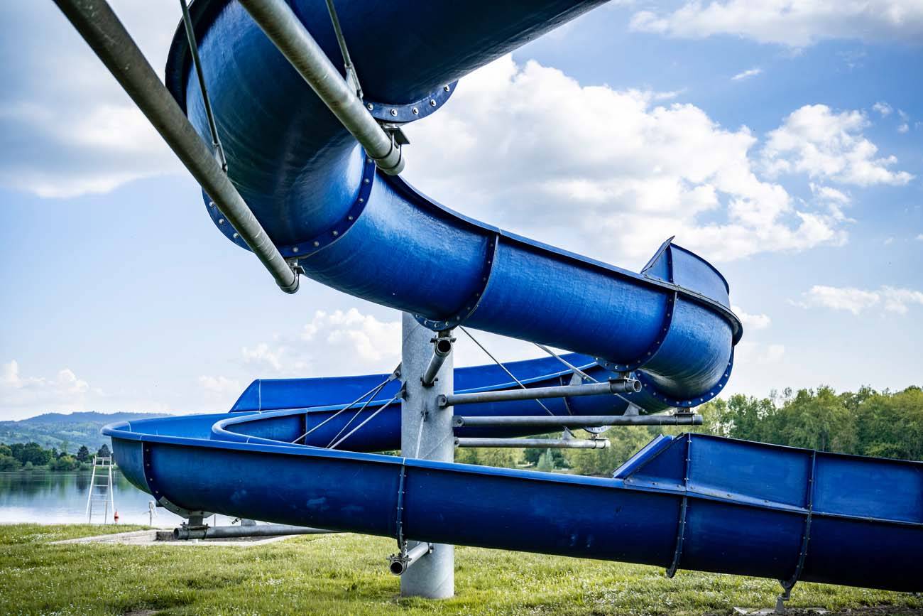 Toboggan bleu à la plage