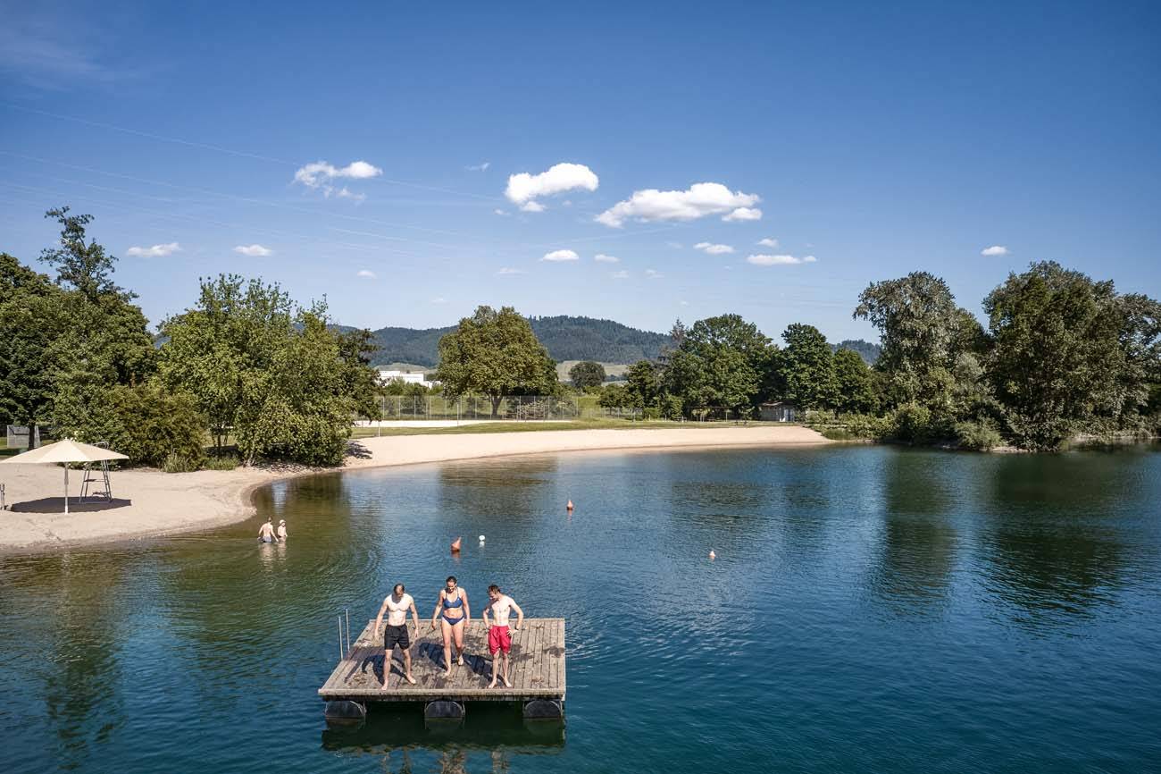Gifizsee mit Strandbad im Hintergrund