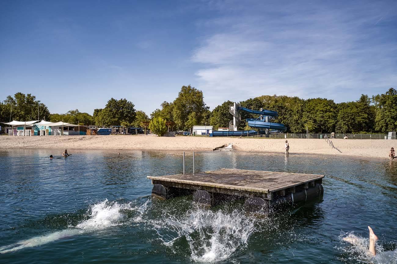 Holzsteg im Wasser