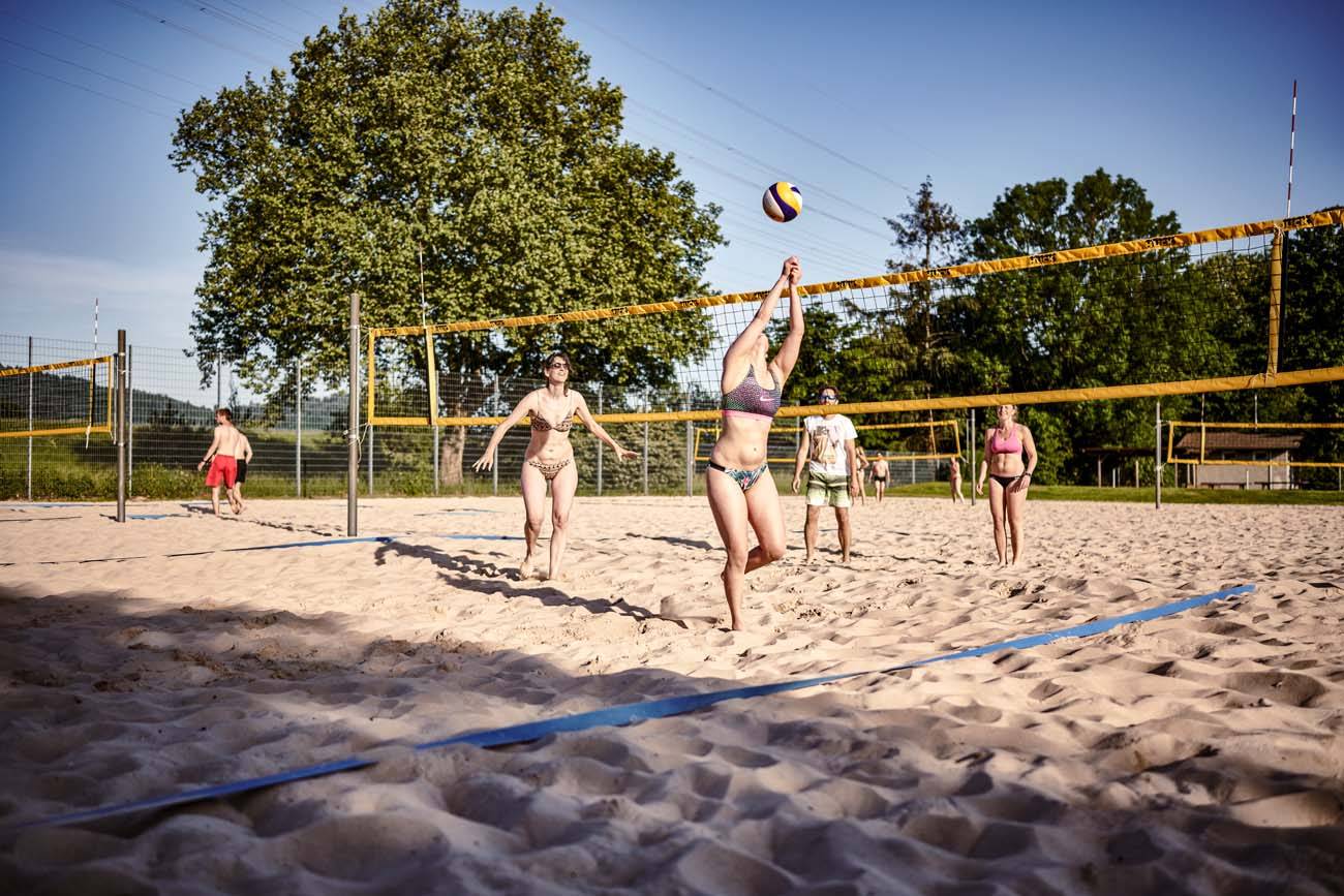 Des gens jouent au volley-ball à la plage
