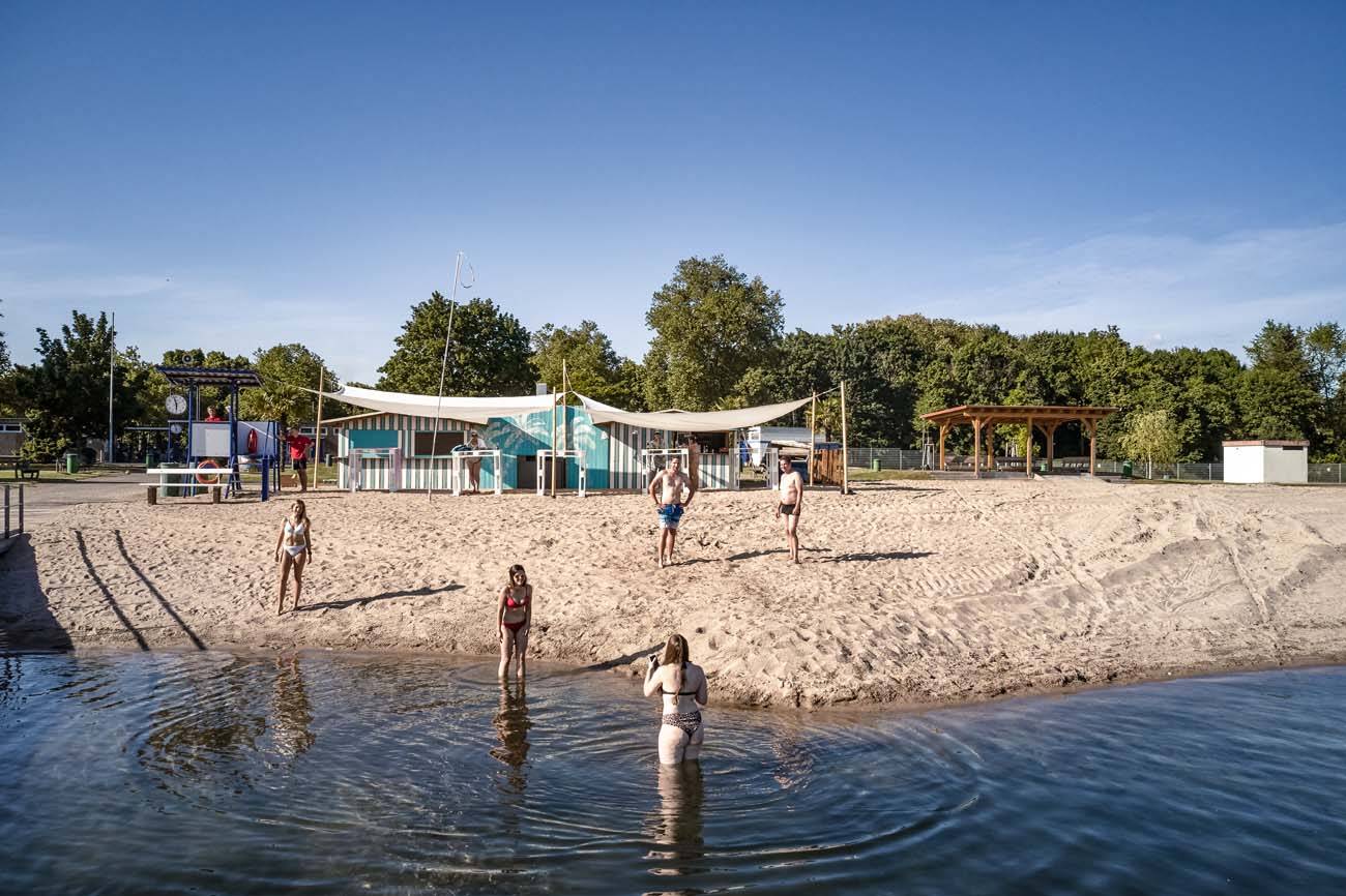 Des gens dans l'eau et sur la plage