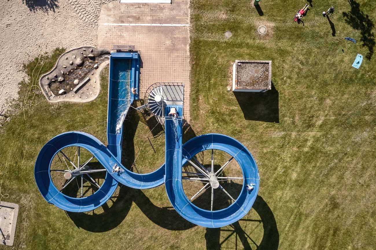 Toboggan bleu à la plage